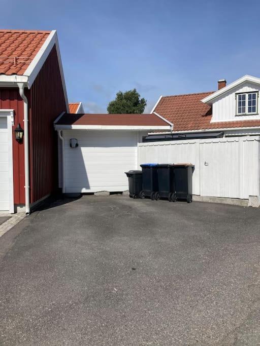 Idyllisk Lite Anneks Med Enestaende Uteplass Larvik Exterior photo